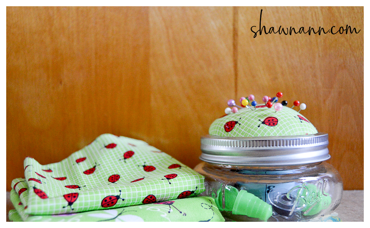 Making pin cushions out of mason jar. This is a great way to recycle your old mason jars & scrap pieces of fabric and make something useful.