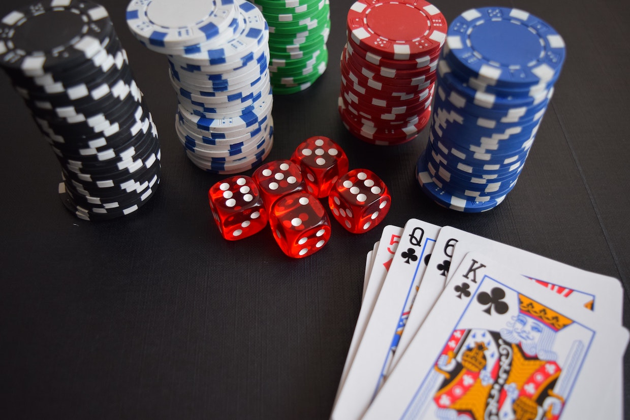 The ideal online casino should offer the same kind of options you would expect in a large regular casino with the ease of staying home.